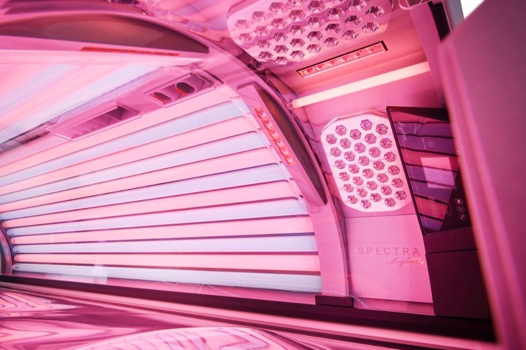 Hybrid Light lamps and Spectra LED facials inside the Spirit 42/3 HLT